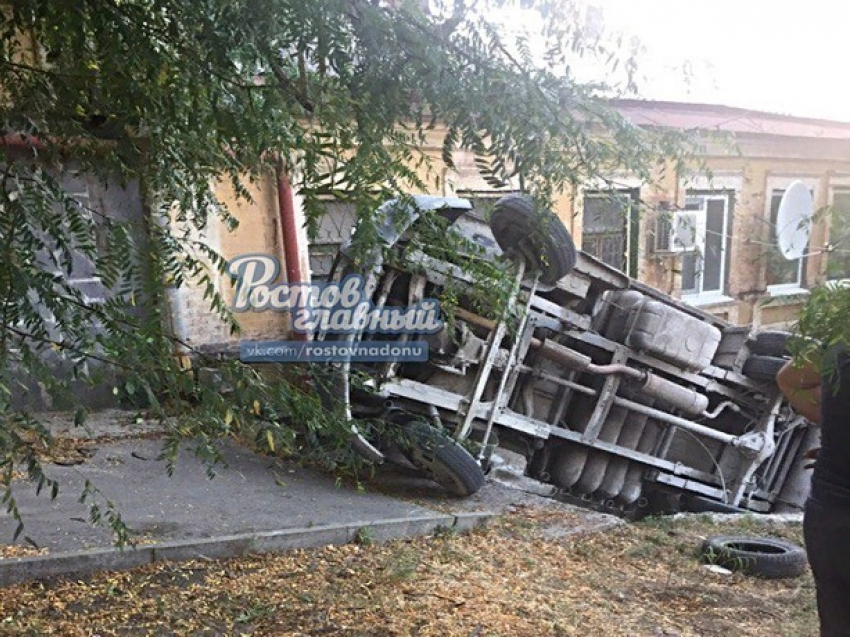 Газель с отказавшими тормозами совершила крутой форсаж в Ростове 