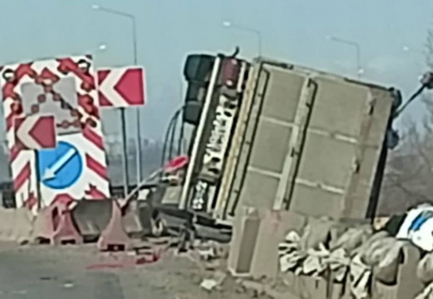 На дороге в Ростовской области перевернулся грузовик с удобрениями