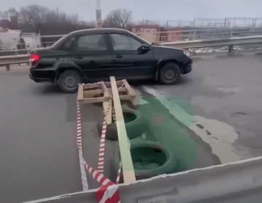 Батайчанин самостоятельно заделал повреждения на Горбатом мосту