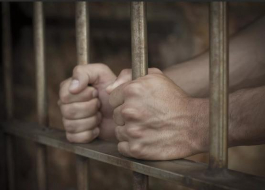 В Ростовской области осудили полицейского, помогшего бежать заключенному