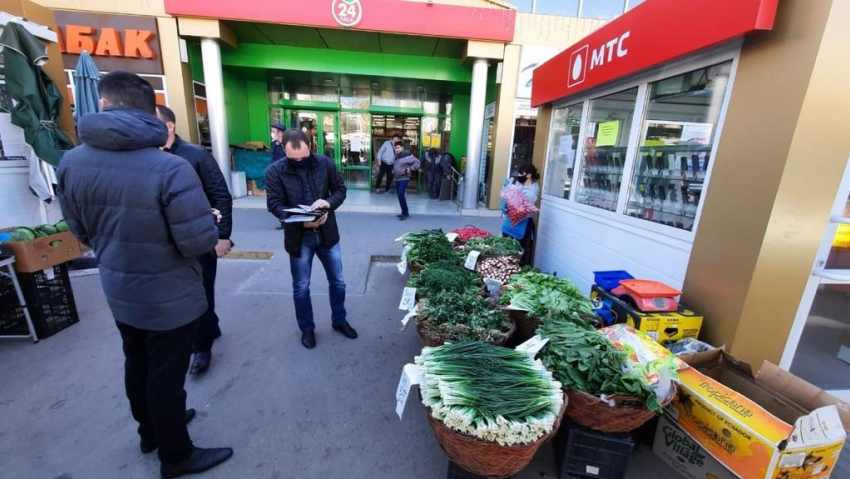 Ростовские чиновники решили бороться с коронавирусом путем штрафов рыночных торговцев