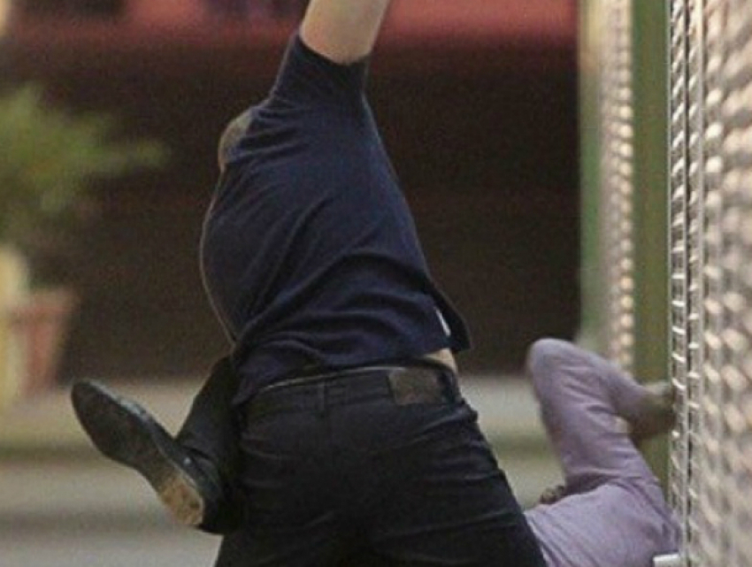 Молодой рецидивист избил и ограбил вышедшего покурить посетителя бара в Ростове 