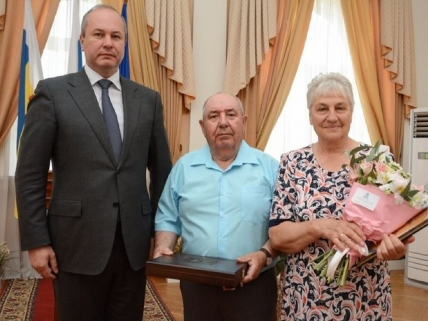 Самым крепким семейным парам Ростова вручили памятные награды 