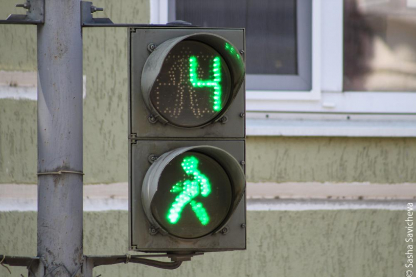 В Ростове отрегулировали работу 15 светофоров и поправили дорожные знаки
