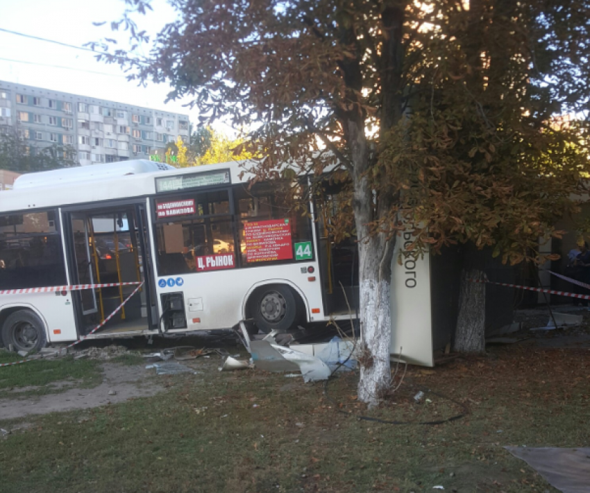 В Ростове автобус врезался в остановку с людьми