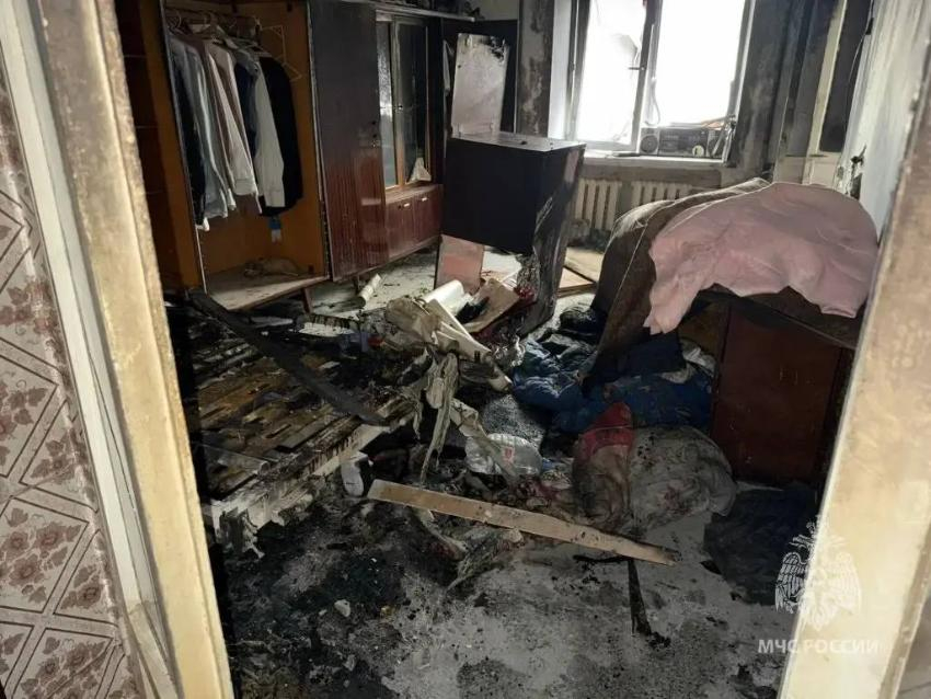 В Ростове пожарные спасли 95-летнего мужчину из горящей квартиры