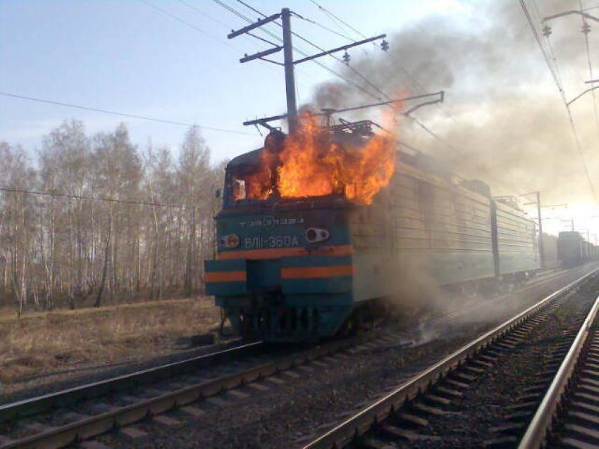 В Ростовской области поезда задержались из-за пожара на электровозе 