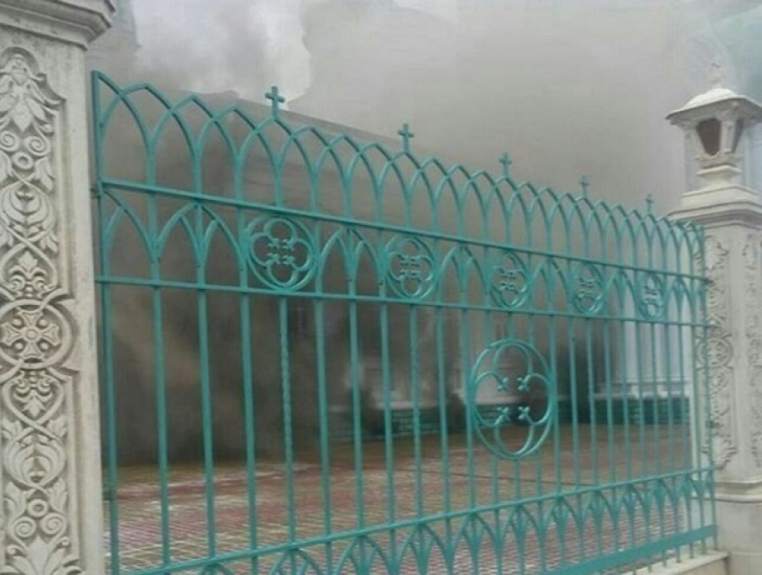 Прихожан главного храма Батайска экстренно эвакуировали из-за пожара
