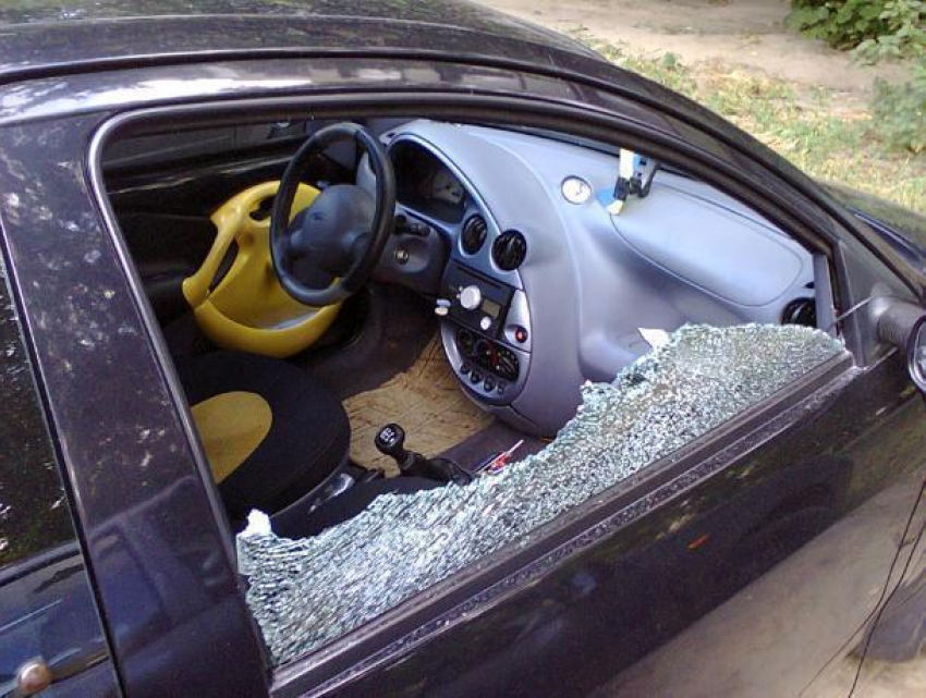 Пенсионер разбил окно иномарки в Ростове и совершил преступление