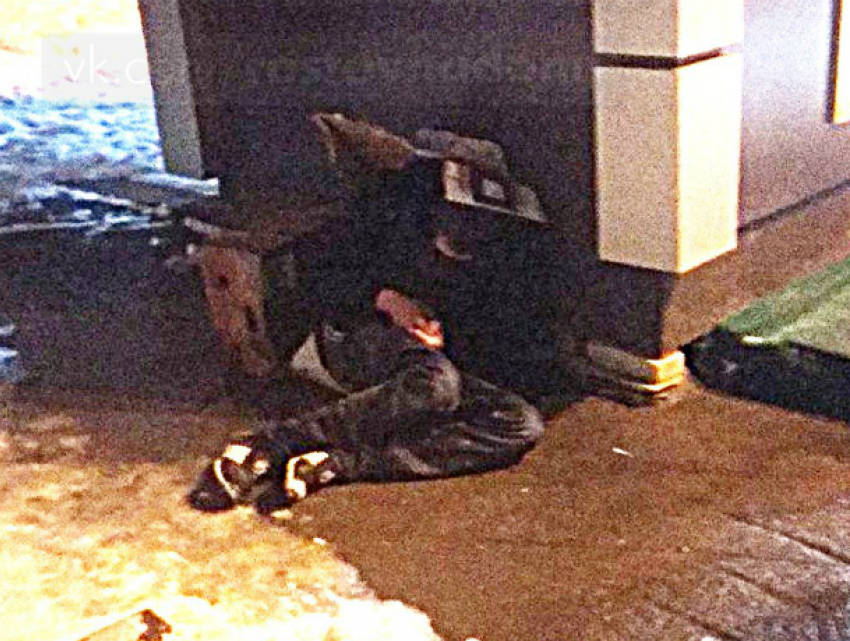 Спасение замерзающего на улице парня вызвало неоднозначную реакцию у ростовчан