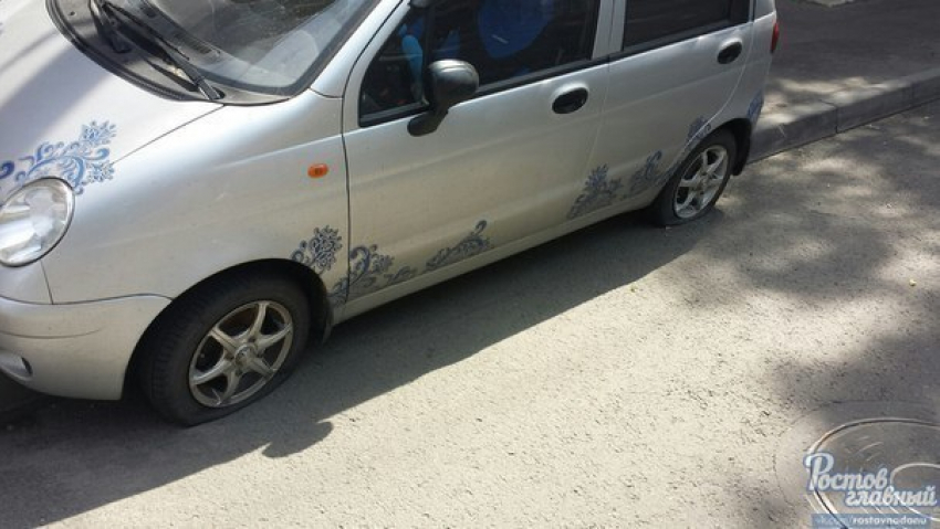 В центре Ростова злоумышленники прокололи колеса 10 авто