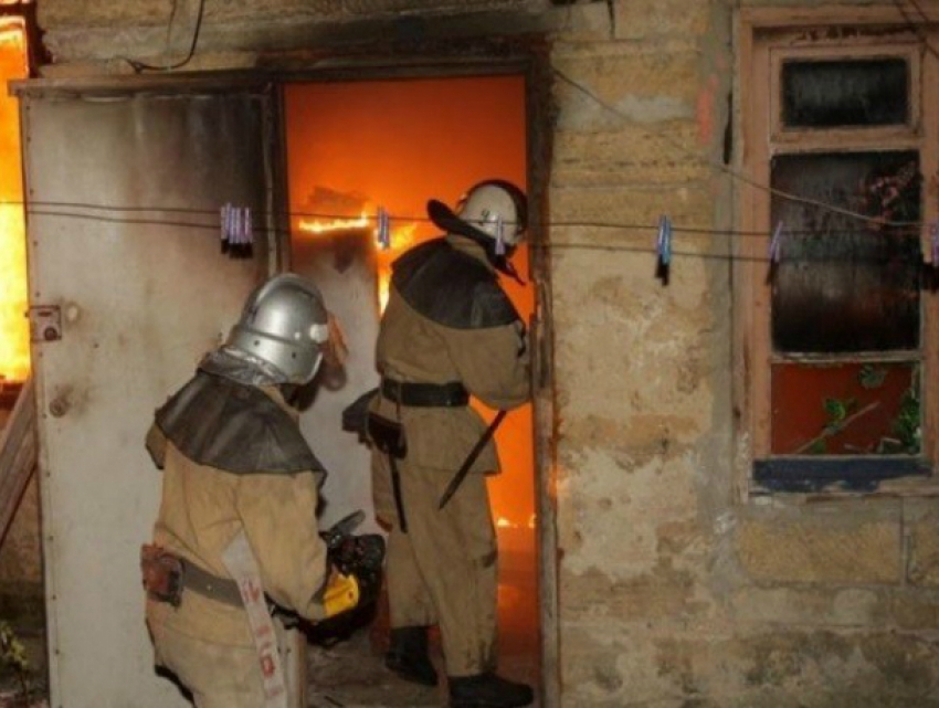 Женщина сгорела во сне в объятом пламенем коттедже в Ростовской области