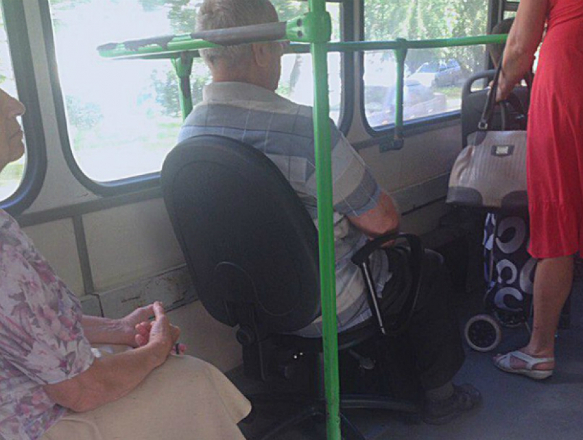 Катавшийся в маршрутке со своим креслом «амбициозный» мужчина развеселил жителей Ростова