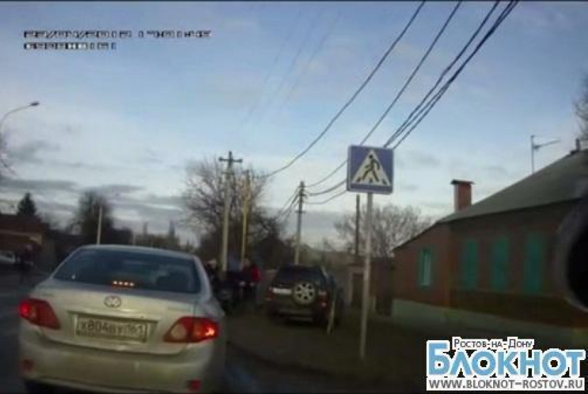 В Ростове очевидец аварии с кулаками набросился на водителя, сбившего пенсионерку. ВИДЕО