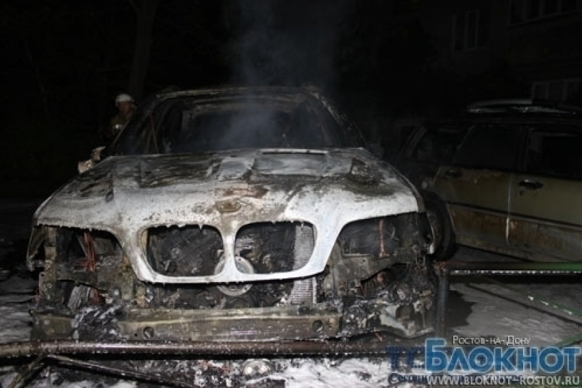 В Ростове на автомойке сгорели BMW X 5 и Mercedes