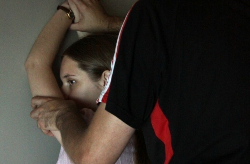 67-летний пенсионер из Азова растлевал 8-летнюю дочь 