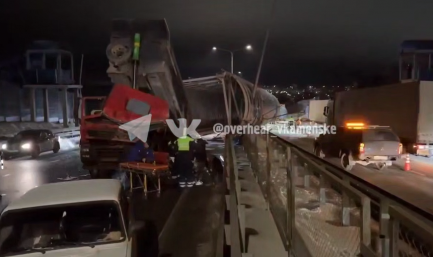 Самосвал с поднятым кузовом снес пешеходный мост на трассе М-4 «Дон»