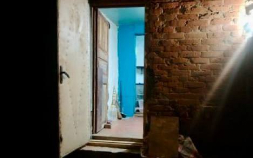 Гость пырнул ножом хозяина дома и сбежал в Ростовской области 