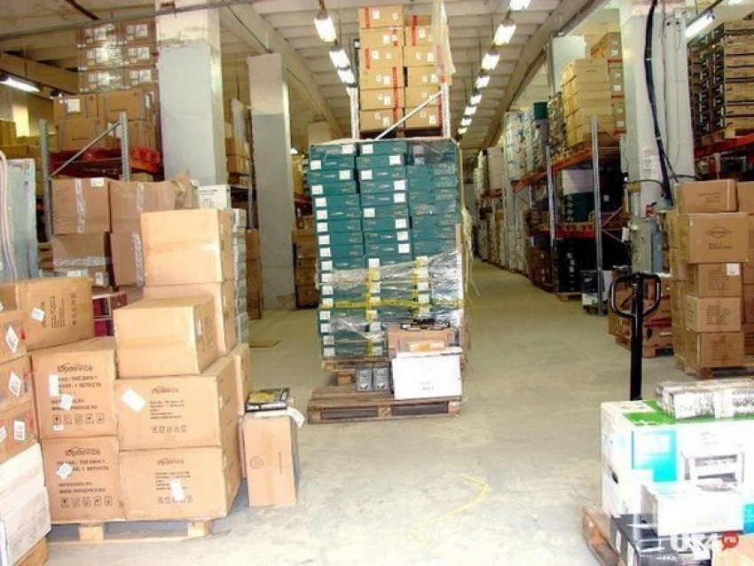 Ростовские таможенники ищут контрабандные товары на складах компьютерной сети DNS