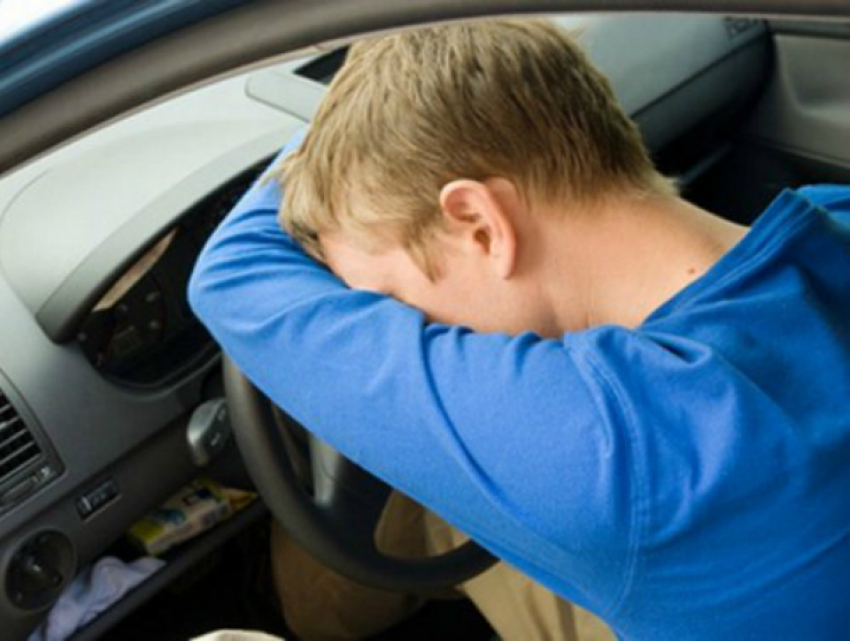 Загадочная смерть молодого мужчины в автомобиле обеспокоила жителей Ростовской области