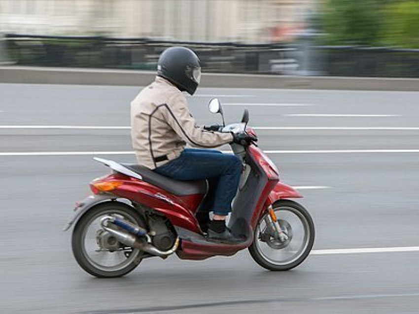 Под Азовом подросток на мотоцикле выехал на тротуар и сбил ребенка