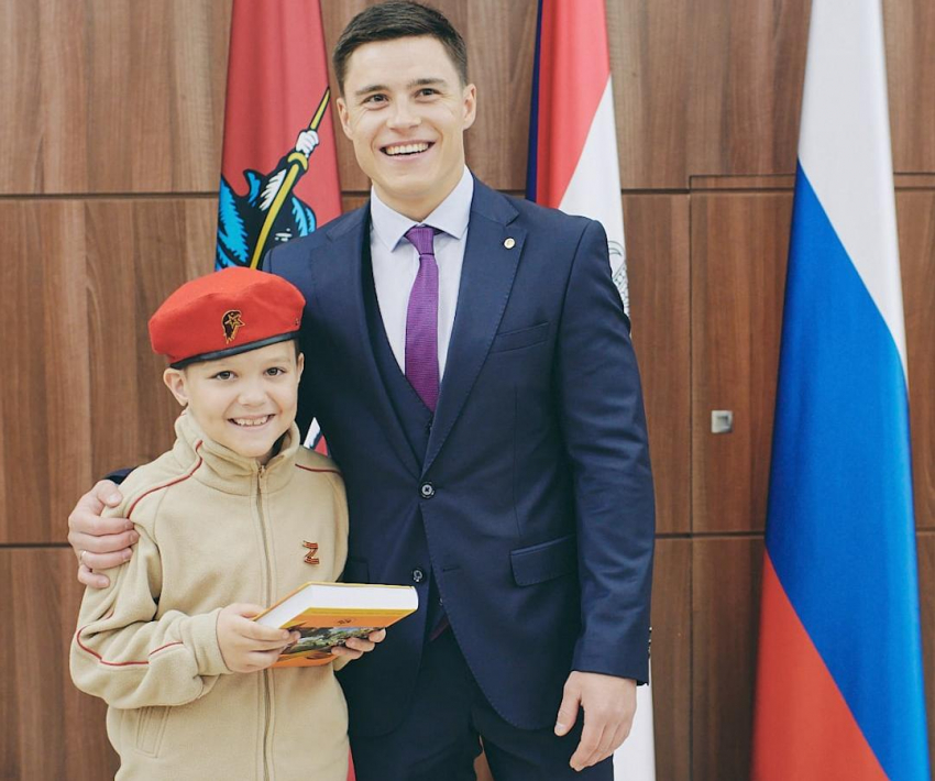 Ставшего символом поддержки российской армии мальчика Алешу принял в юнармейцы ростовчанин Никита Нагорный