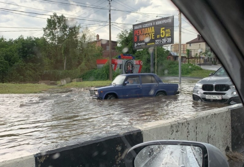 В Ростове машины едва не утонули, попав в большую лужу на Малиновского