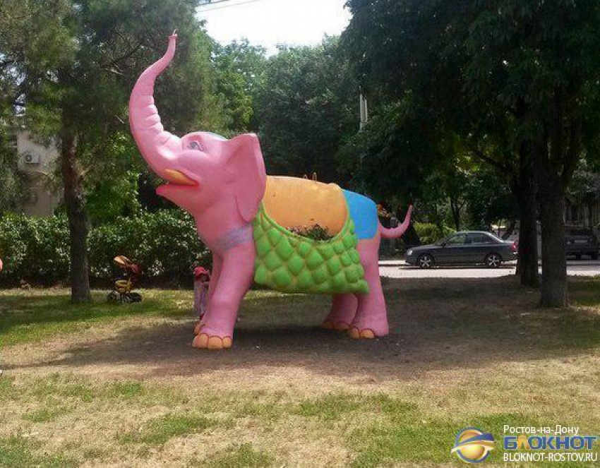 В Ростове на Рабочей площади появился разноцветный слон