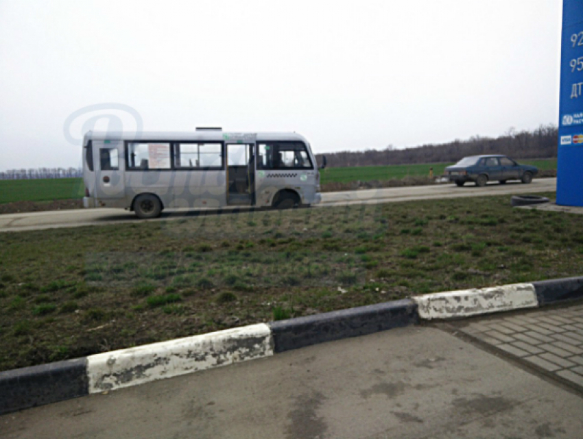 Беззаботный водитель маршрутки в Ростове вез пассажиров до остановки с оторванным колесом
