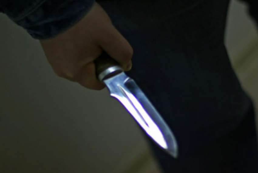 В центре Ростова мужчина пырнул ножом двух прохожих