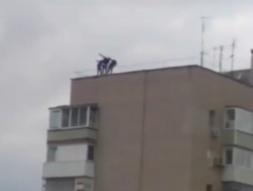Испугавшиеся жильцы многоэтажки в Батайске сняли на видео опасные селфи подростков на крыше