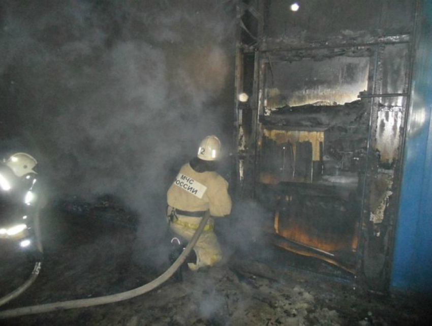 Крупный пожар уничтожил легковушку вместе с гаражом в поселке Ростовской области