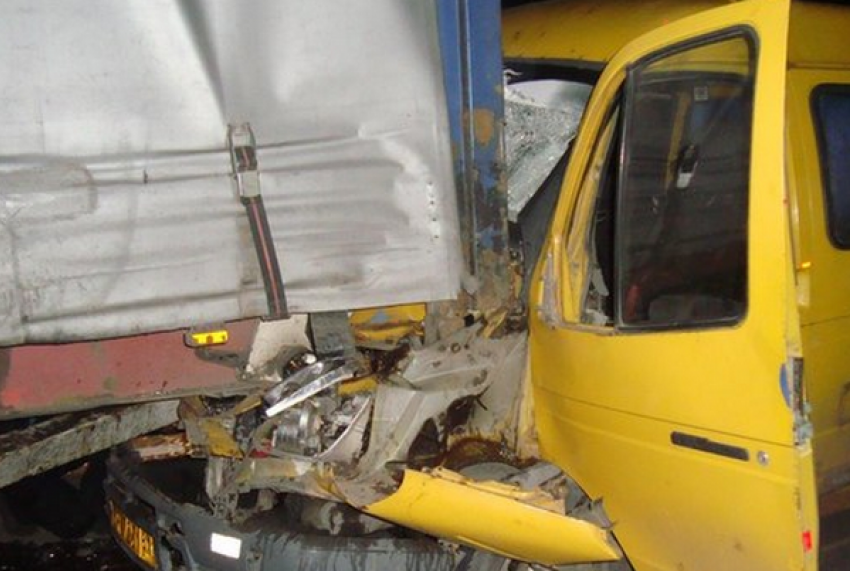 В Ростовской области «Газель» влетела в припаркованный грузовик, пострадал водитель
