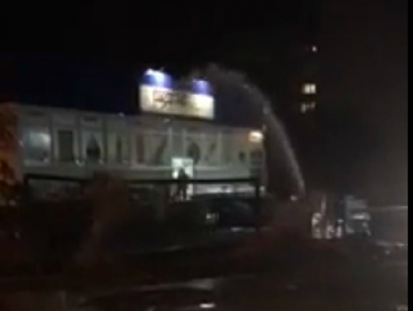 "Писающий фонтан» забил из-под земли в самом центре Ростова 