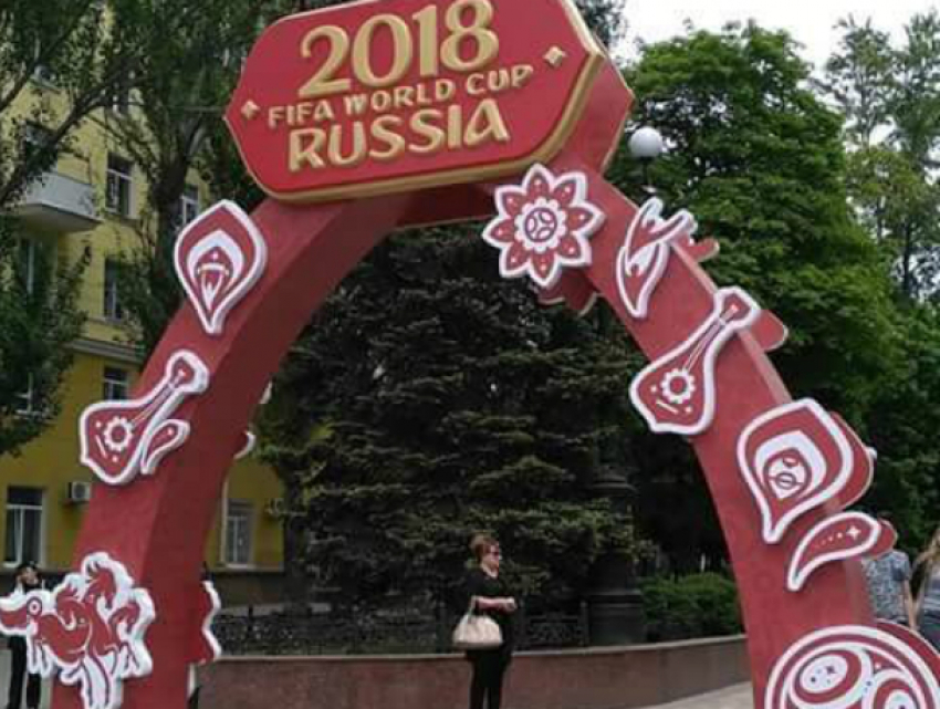 «Колхозное» убранство площади у здания областного правительства высмеяли жители Ростова