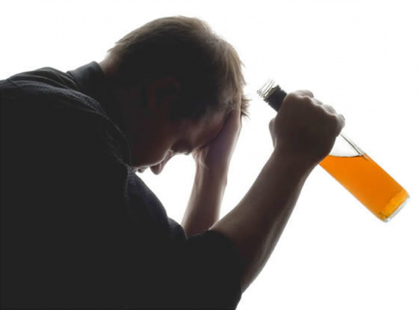 В Ростовской области знакомый разрезал приятелю ухо, а потом забил ногами