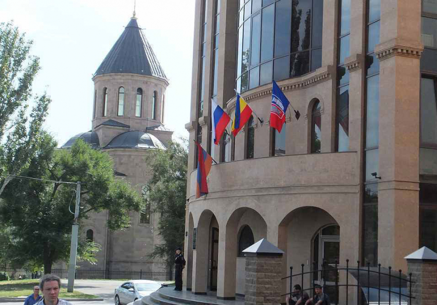 В Ростове в аварии с машиной генерального консула Армении ранено трое школьников