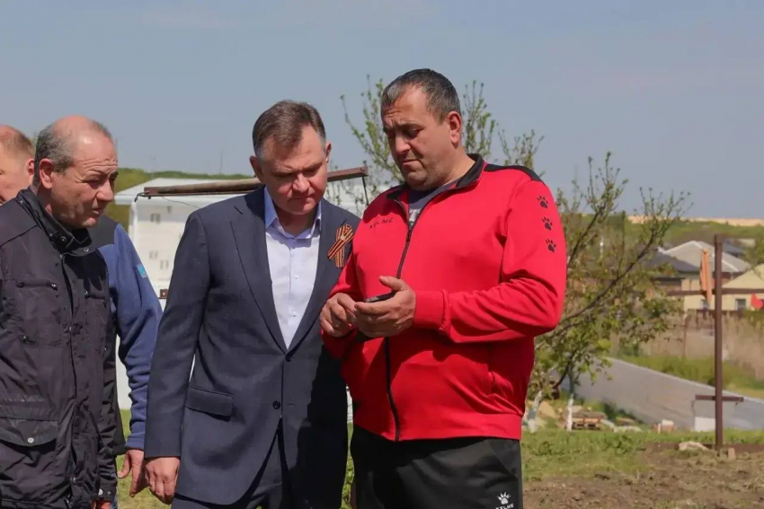 Юрий Слюсарь показал последствия ночной атаки БПЛА на Мясниковский район