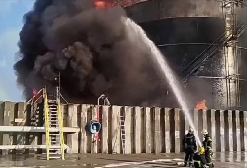 В Ростовской области спустя сутки локализовали пожар на пострадавшей от атаки беспилотников нефтебазе