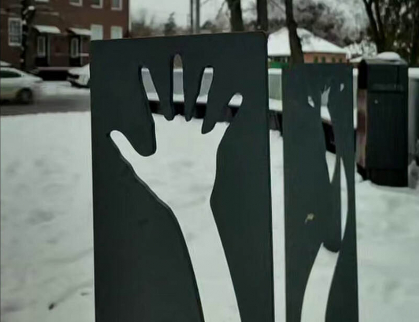 С торчащими из-под земли «руками»: в Ростове установили новые велопарковки на месте бывшего кладбища 