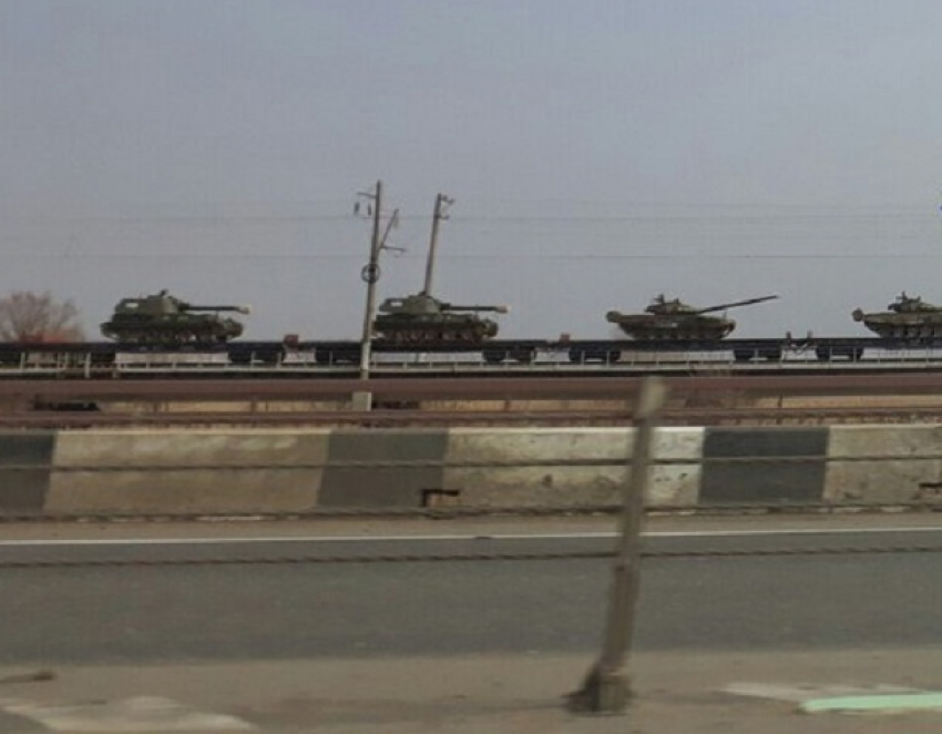 Перевозка танков пассажирским поездом в Ростовской области вызвала шутку автора фото
