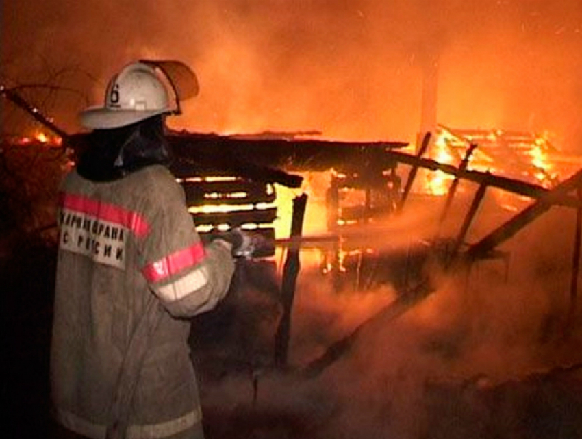 Мужчина сгорел заживо, его друг получил травмы во время пожара в хозпостройке Ростова