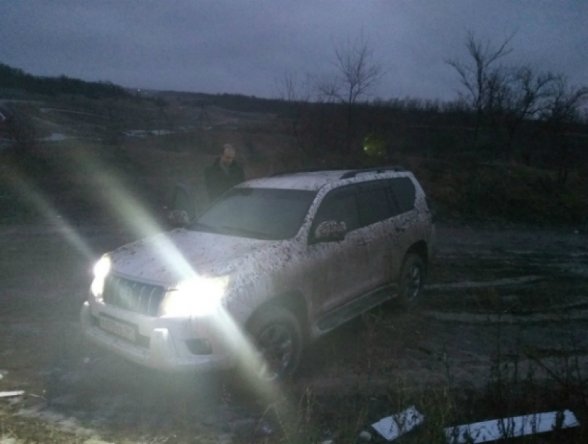 Водитель внедорожника застрял в грязевой луже на полигоне «Бизон-Трек-Шоу» под Ростовом