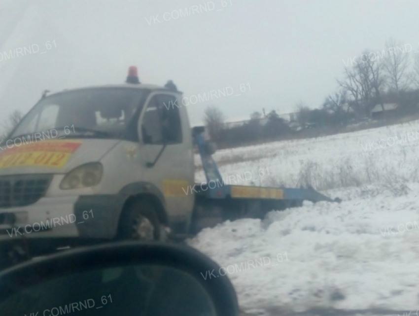 Примчавшийся на помощь «Жигуленку» эвакуатор накрепко застрял в сугробе на ростовской трассе
