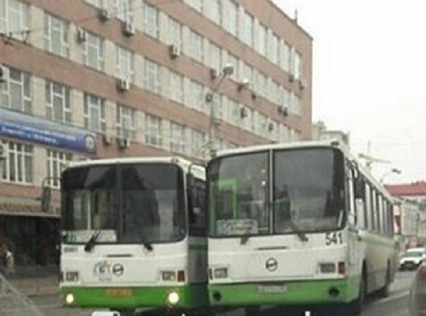 Опасная игра в «догонялки» водителей пассажирских автобусов в Ростове завершилась ДТП