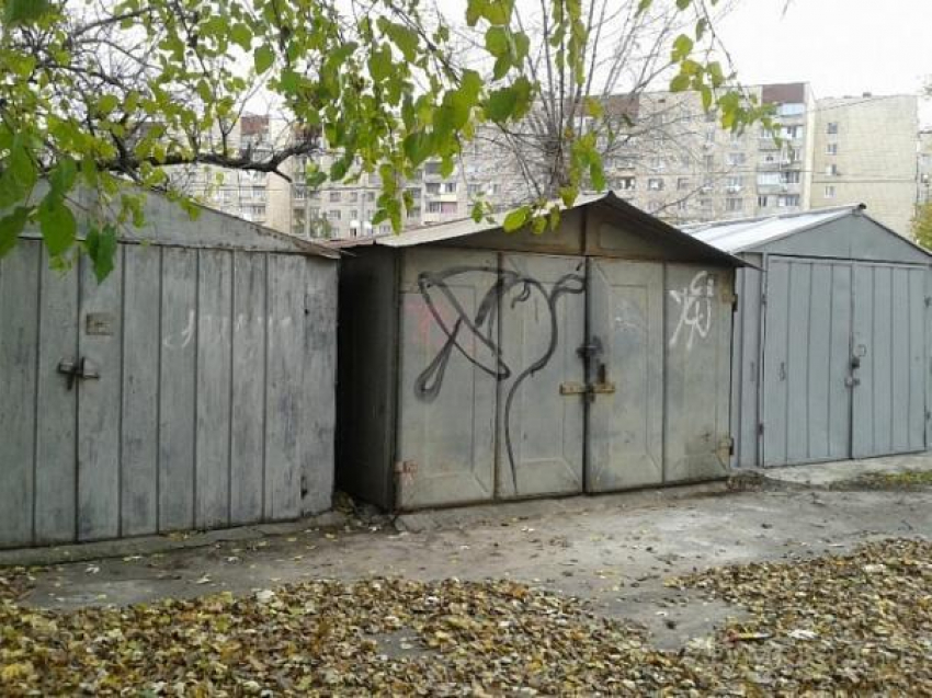 Труп 24-летнего дончанина нашли между гаражами недалеко от Северного кладбища