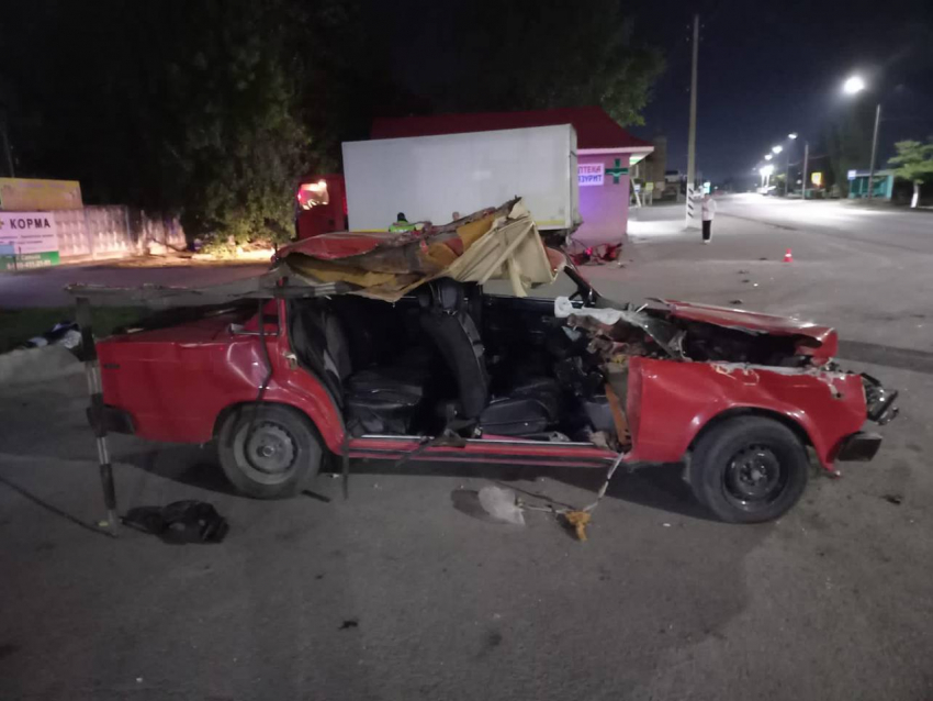 Два человека пострадали в ДТП с «пятеркой» и грузовиком в Ростовской области