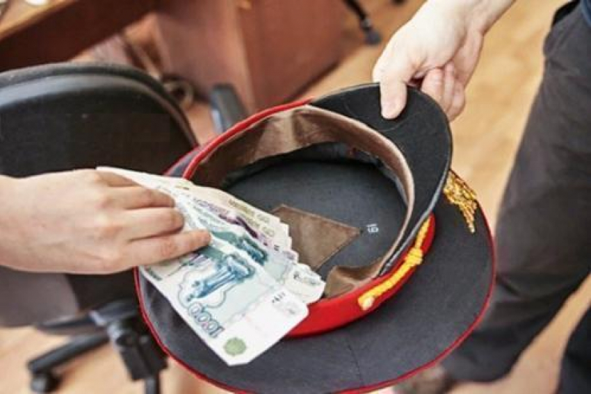 Ростовский полицейский попался на взятке