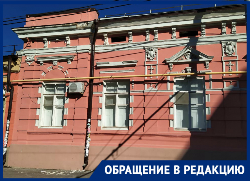 На старинном доме в центре Ростова обвалилась часть карниза