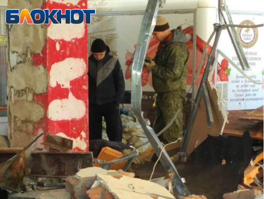 В центре Ростова на рабочего упала крыша 